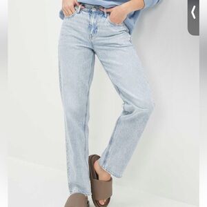 American Eagle Straight Leg Jean - Light Wash - Size 8